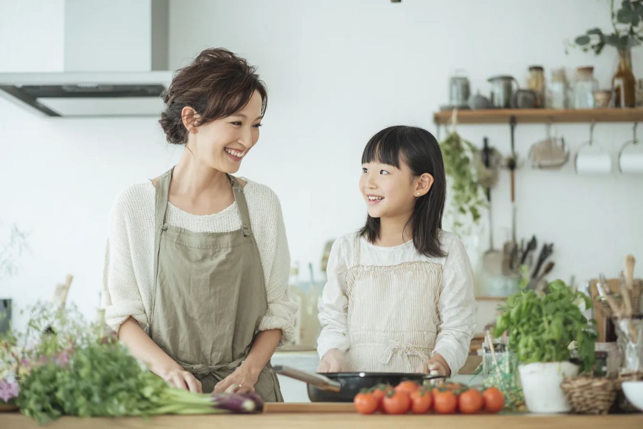 瓶に彩り豊かな食材を詰めた料理写真