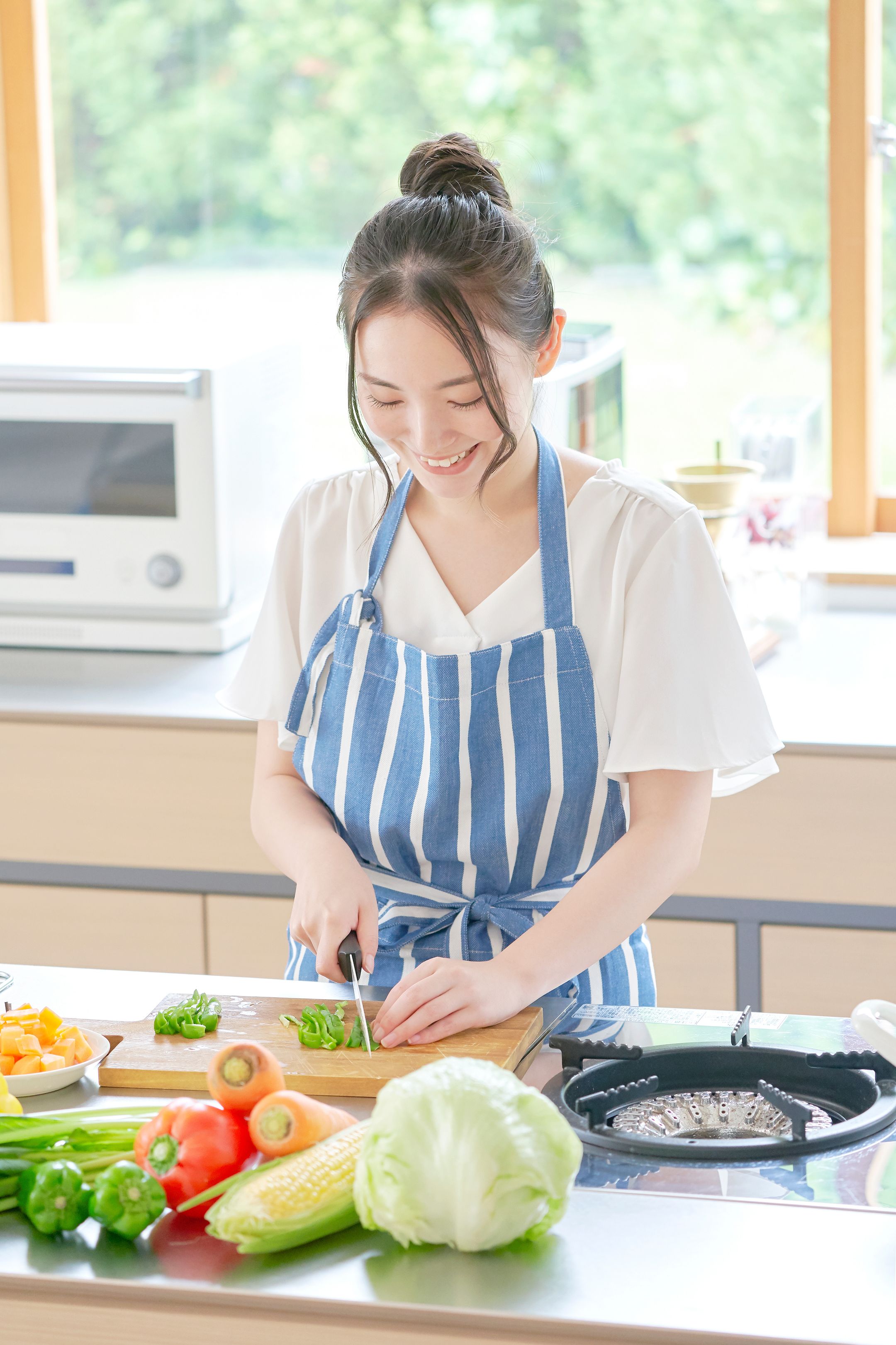 キッチンで調理する女性